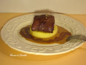 Borjúszűz, polenta, borsmártás