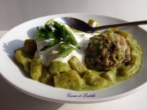 Karalábéfőzelék medvehagymás húsgombóccal